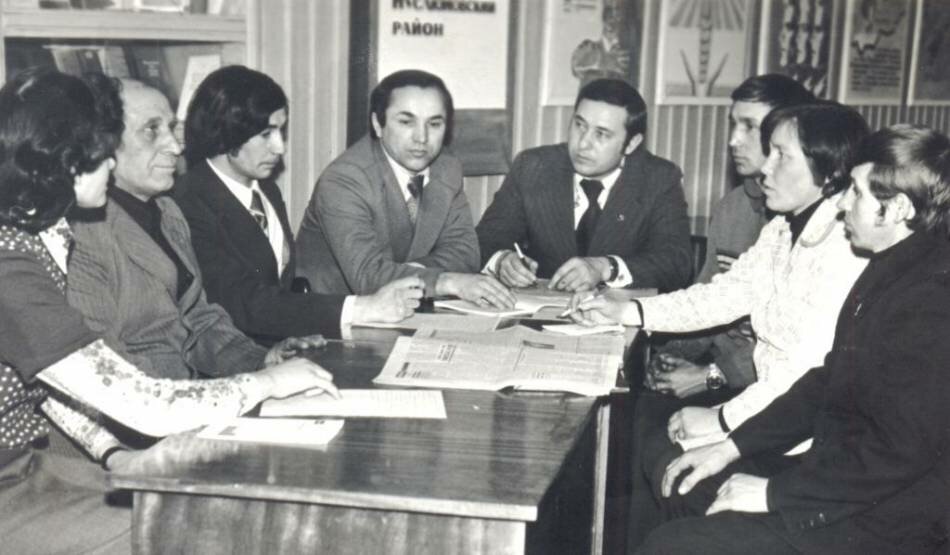 Район комсомол комитетында бюро утырышы бара.1977.